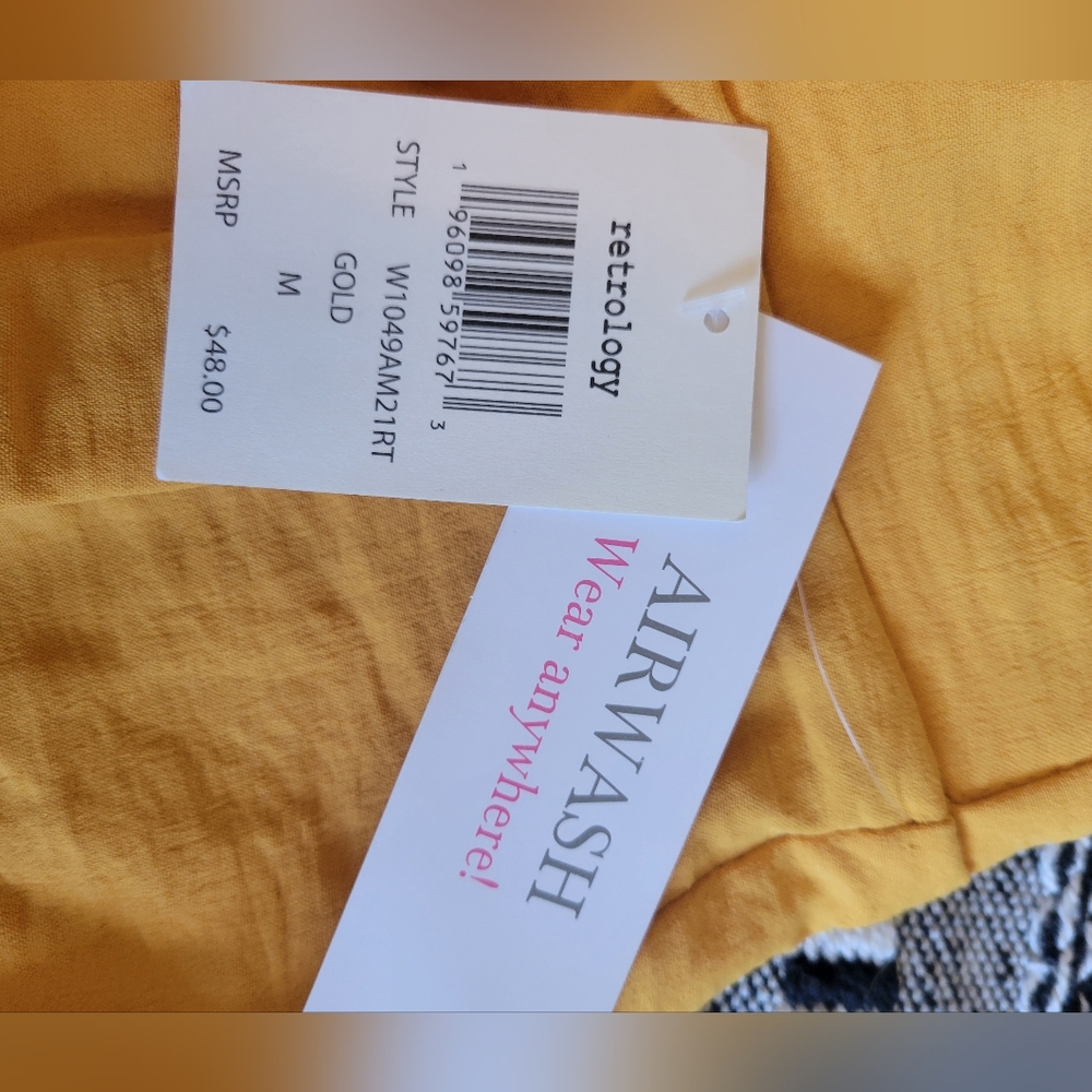 NWT Retrology Woman's Gold Shorts Size M - Picture 4 of 5